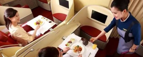 飛機上的正餐服務 為什么乘客能享用機上餐食？